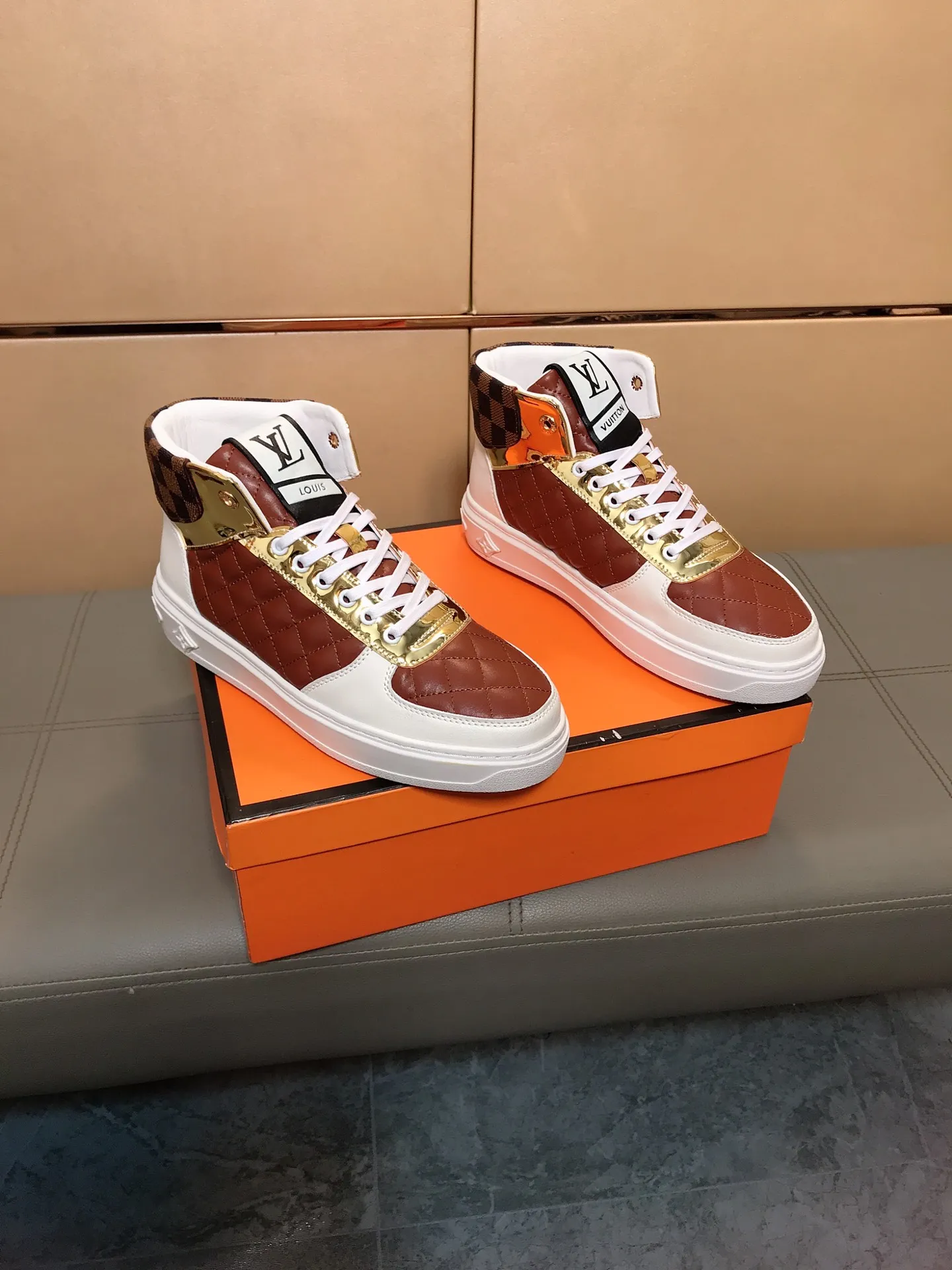Factory price 400 👟👟🤝 (LV Louis Vuitton) New Korean style high-top casual shoes for men [Proud] hot style, imported cowhide with original printing, genuine leather lining, wear-resistant and non-slip rubber outsole. If you are still worried about wearing matching shoes, then these shoes are your best choice! Code number: 38-44